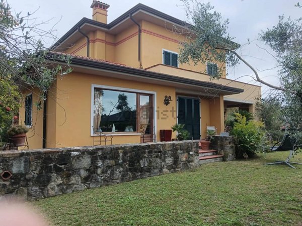 casa indipendente in vendita a Carrara in zona Fossone
