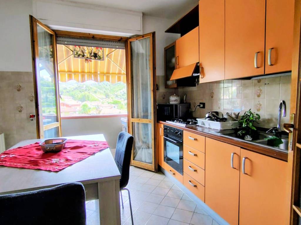 appartamento in vendita a Carrara in zona Bonascola