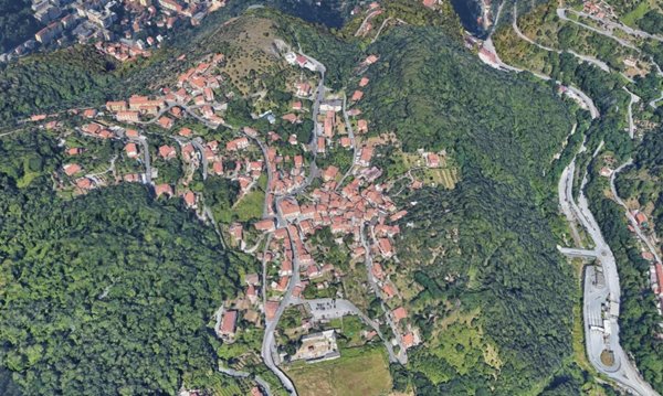locale di sgombero in vendita a Carrara