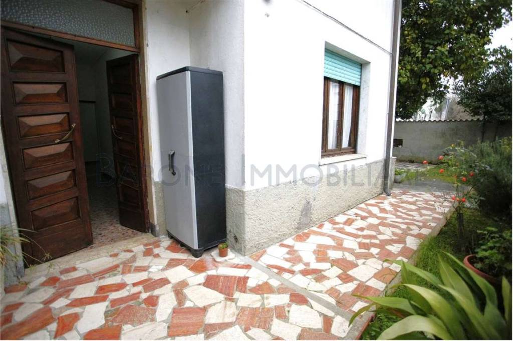 casa indipendente in vendita a Carrara in zona Avenza