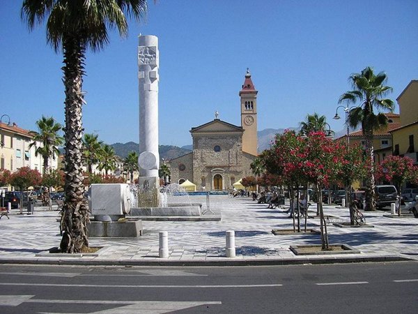 negozio in vendita a Carrara in zona Marina di Carrara