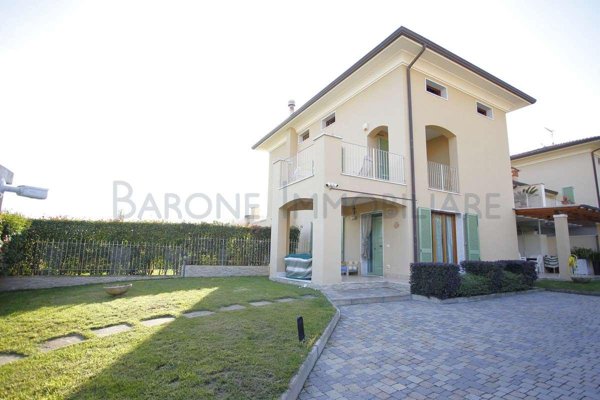 casa indipendente in vendita a Carrara in zona Fontia