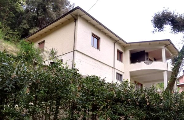 casa indipendente in vendita a Carrara in zona Fontia