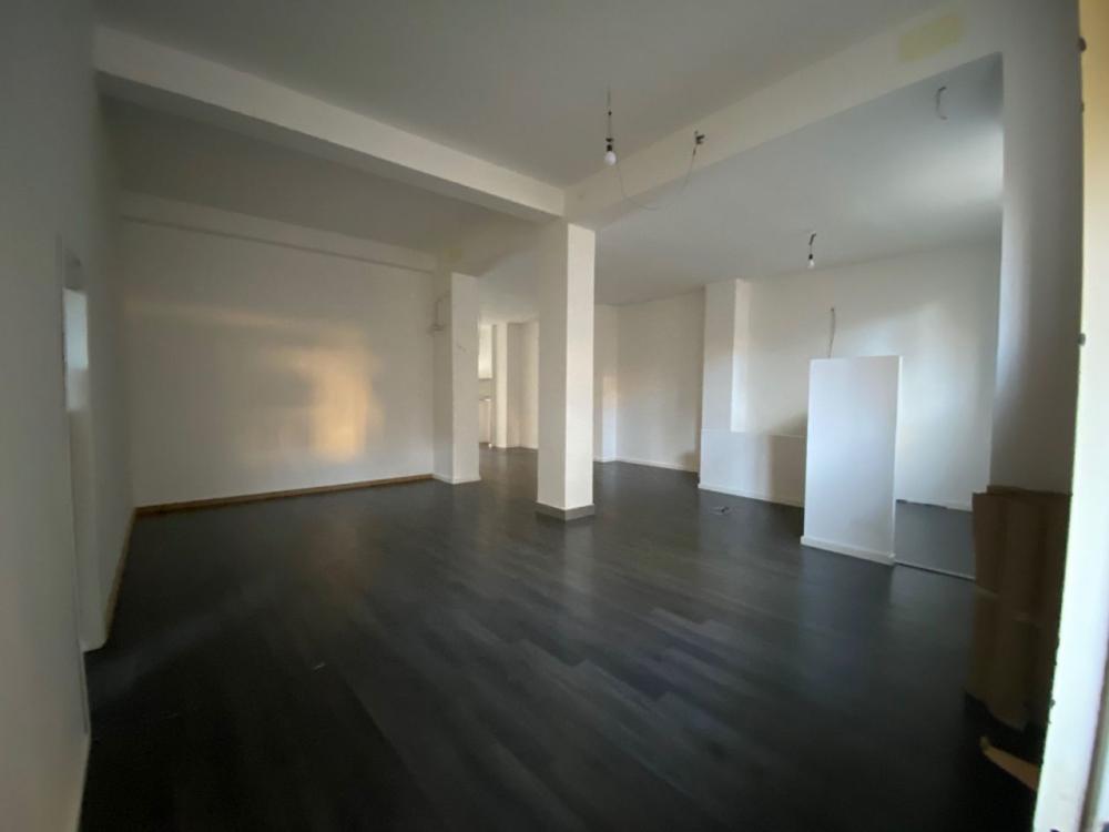 negozio in vendita a Carrara in zona Centro Città