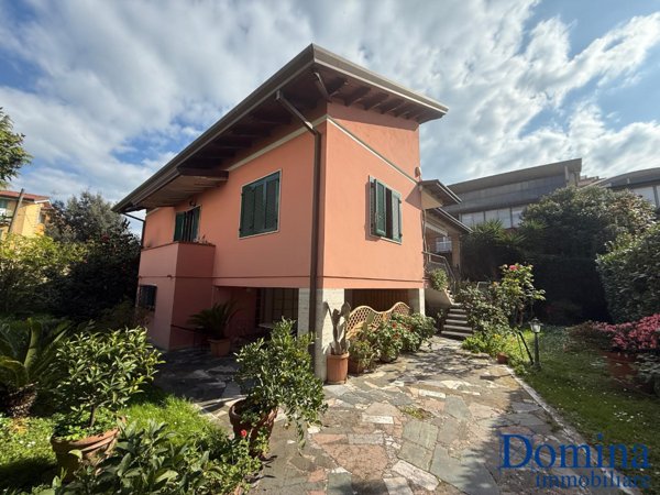 casa indipendente in vendita a Carrara in zona Marina di Carrara