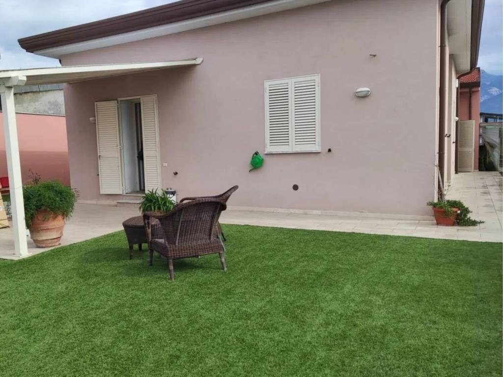 casa indipendente in vendita a Carrara in zona Marina di Carrara