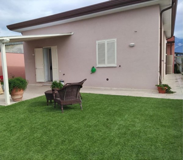 casa indipendente in vendita a Carrara in zona Marina di Carrara