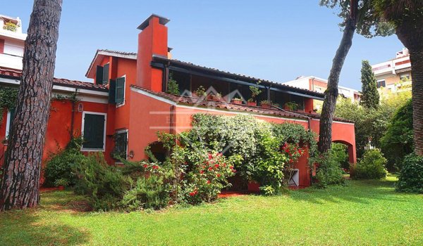 casa indipendente in vendita a Carrara in zona Avenza