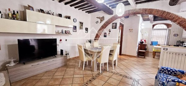 casa indipendente in vendita a Carrara in zona Avenza