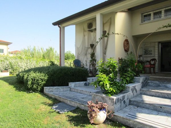 casa indipendente in vendita a Carrara in zona Marina di Carrara