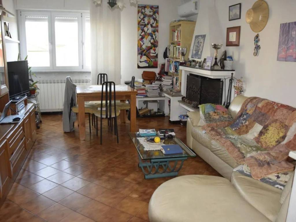 appartamento in vendita a Carrara in zona Avenza