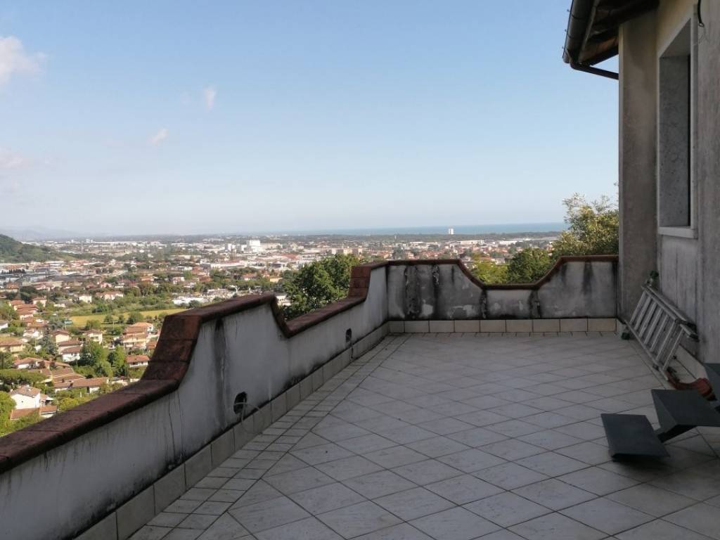 casa indipendente in vendita a Carrara in zona Monteverde