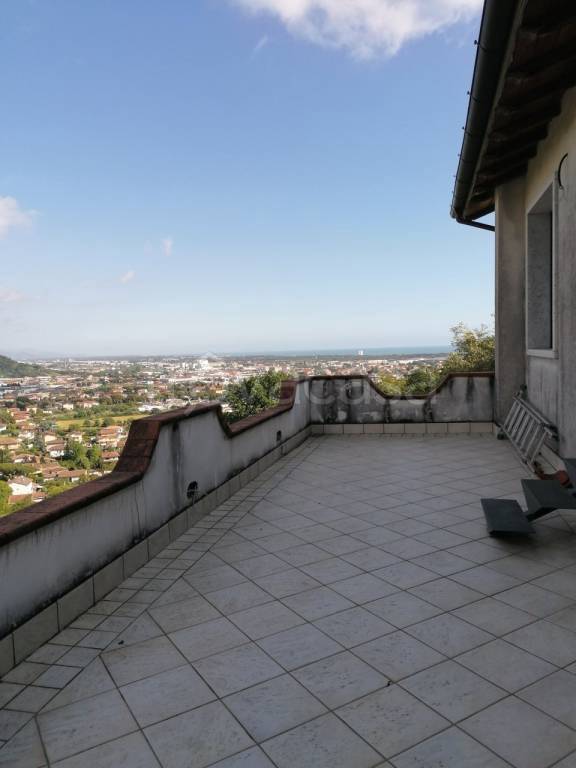 casa indipendente in vendita a Carrara in zona Monteverde
