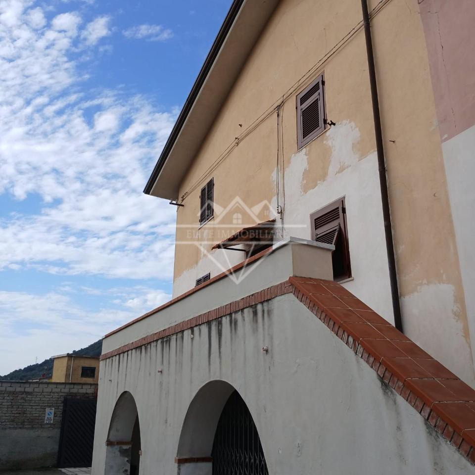 appartamento in vendita a Carrara in zona Nazzano