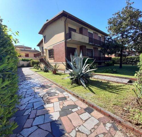 casa indipendente in vendita a Carrara in zona Sant'Antonio