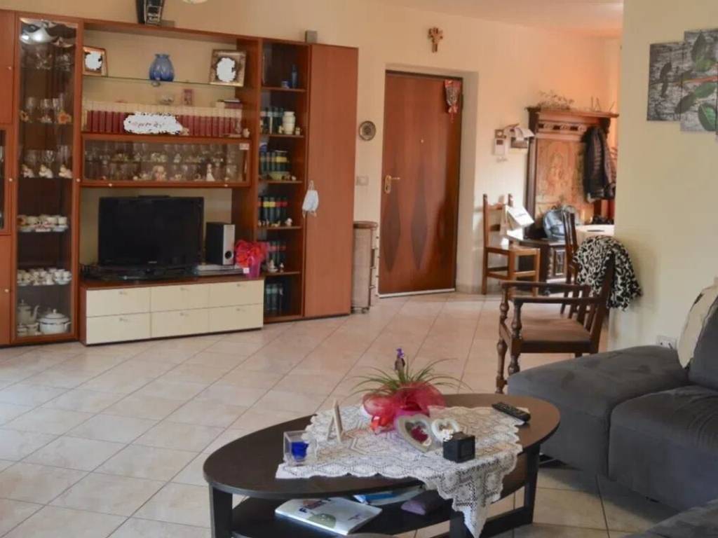 appartamento in vendita a Carrara in zona Avenza