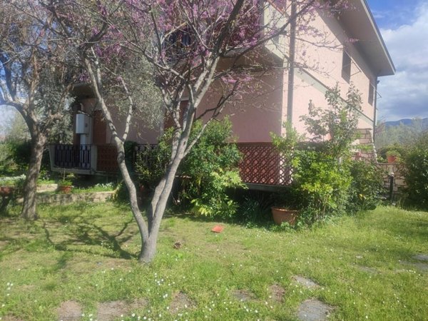 casa indipendente in vendita a Carrara in zona Marina di Carrara
