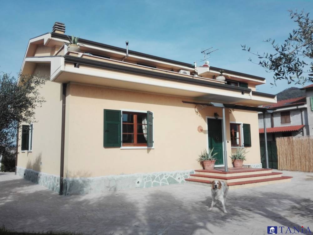 casa indipendente in vendita a Carrara in zona Avenza
