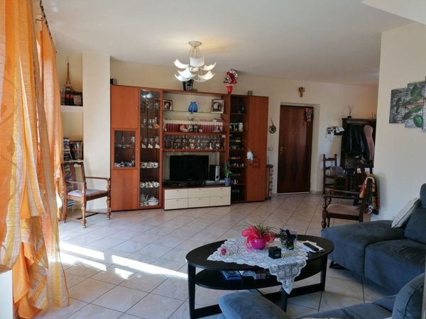 casa semindipendente in vendita a Carrara