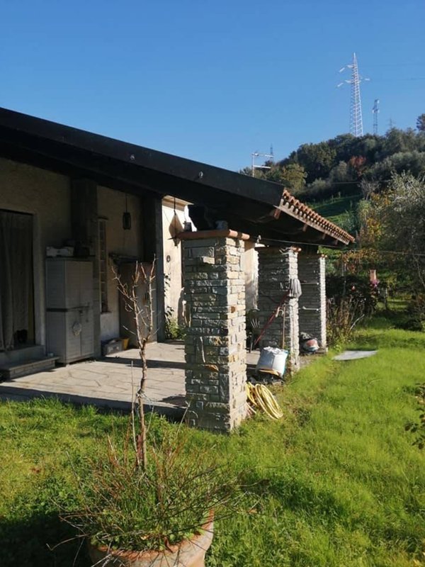 casa indipendente in vendita a Carrara in zona Nazzano