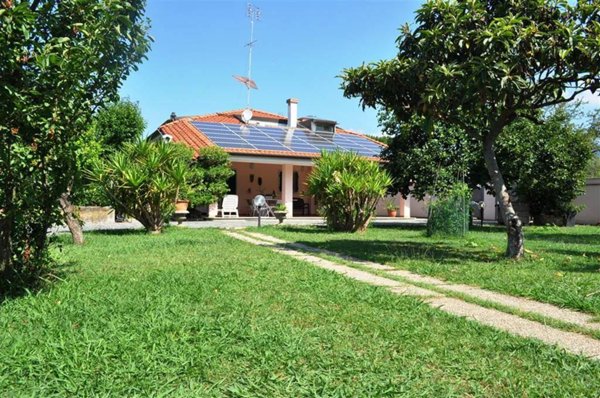 casa indipendente in vendita a Carrara in zona Avenza