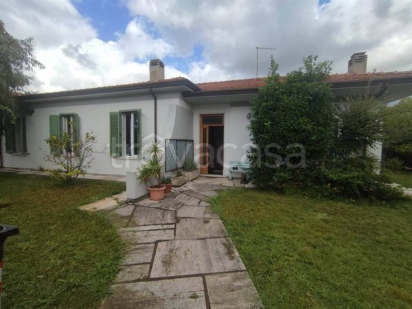 casa indipendente in vendita a Carrara in zona Marina di Carrara