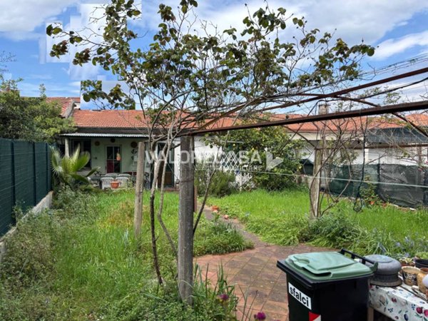 casa indipendente in vendita a Carrara in zona Marina di Carrara