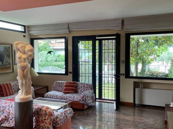 casa indipendente in vendita a Carrara in zona Marina di Carrara