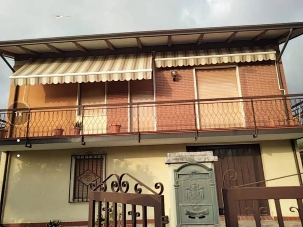 casa indipendente in vendita a Carrara in zona Avenza