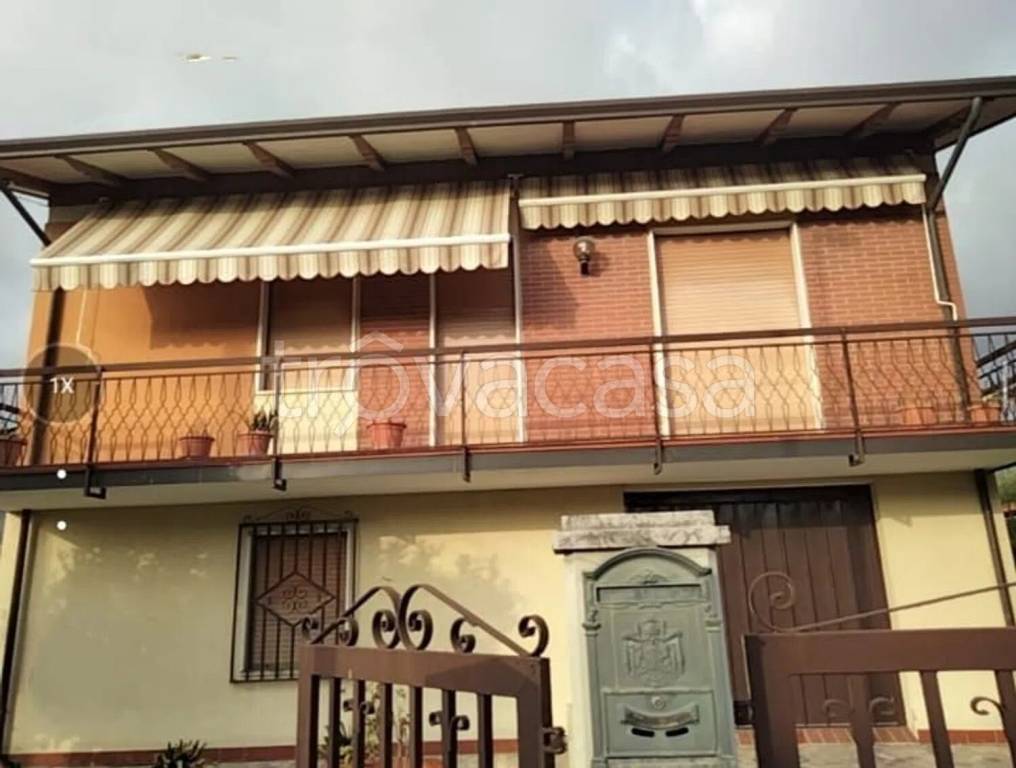 casa indipendente in vendita a Carrara in zona Avenza