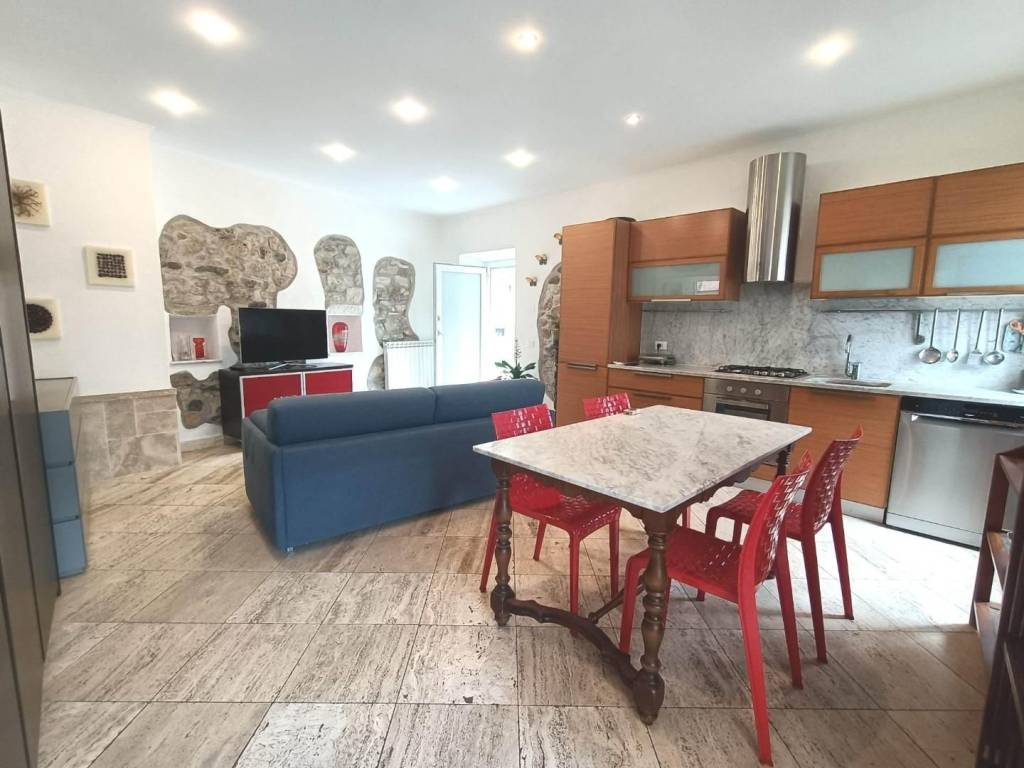 appartamento in vendita a Carrara in zona Miseglia