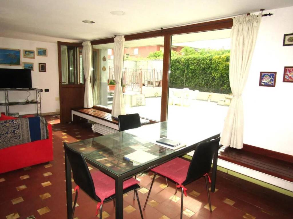 appartamento in vendita a Carrara in zona Marina di Carrara