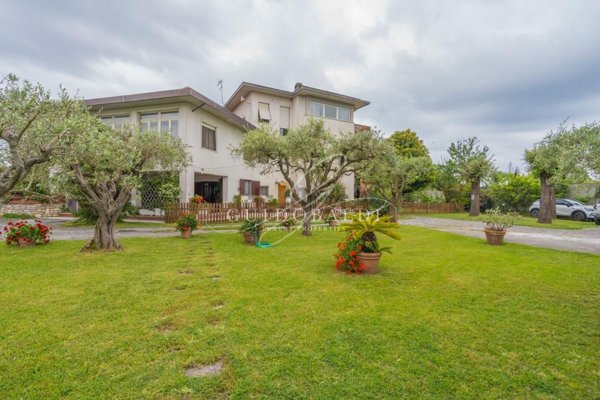 casa indipendente in vendita a Carrara in zona Marina di Carrara