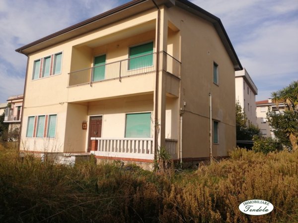casa indipendente in vendita a Carrara in zona Avenza