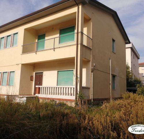 casa indipendente in vendita a Carrara in zona Avenza