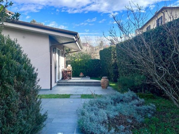 casa indipendente in vendita a Carrara in zona Fossola