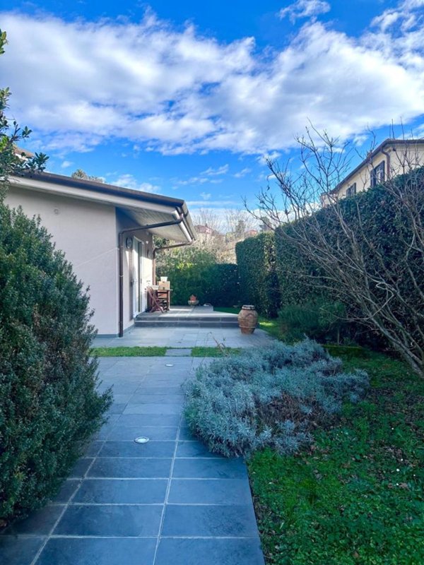 casa indipendente in vendita a Carrara in zona Fossola