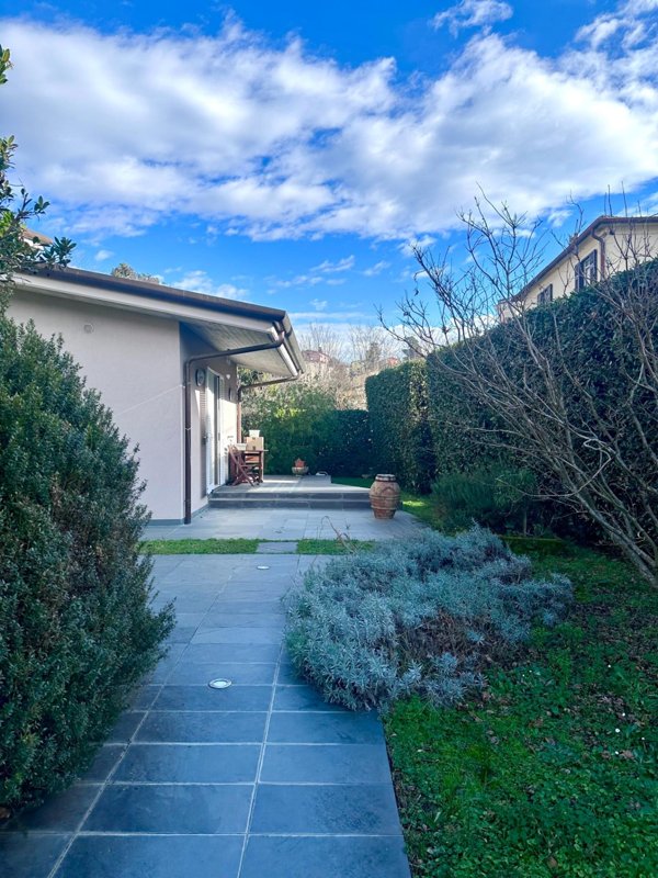 casa indipendente in vendita a Carrara in zona Fossola