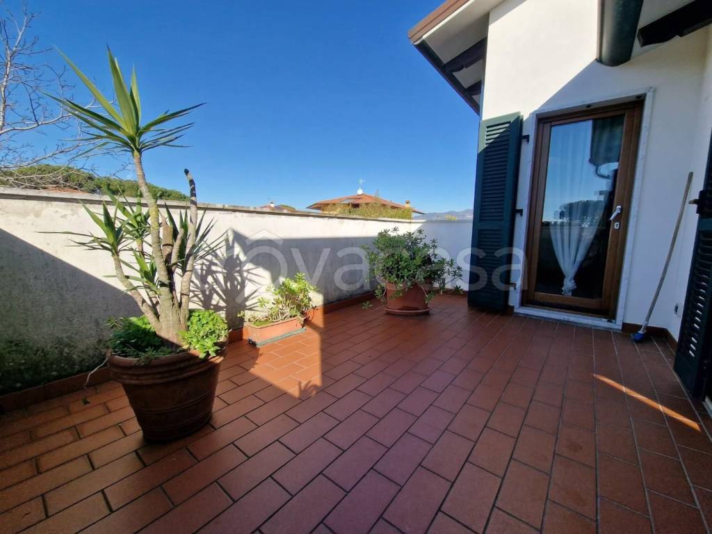 casa indipendente in vendita a Carrara in zona Marina di Carrara