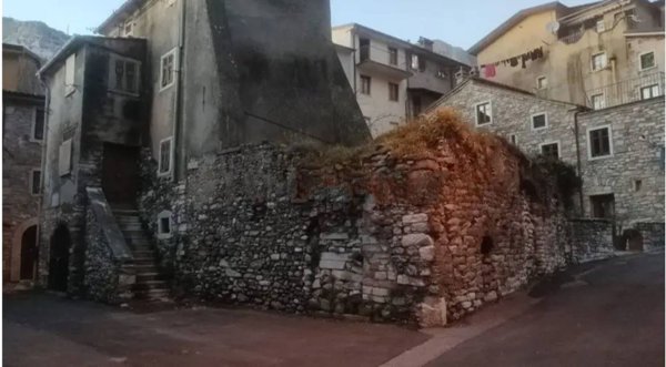 appartamento in vendita a Carrara in zona Colonnata