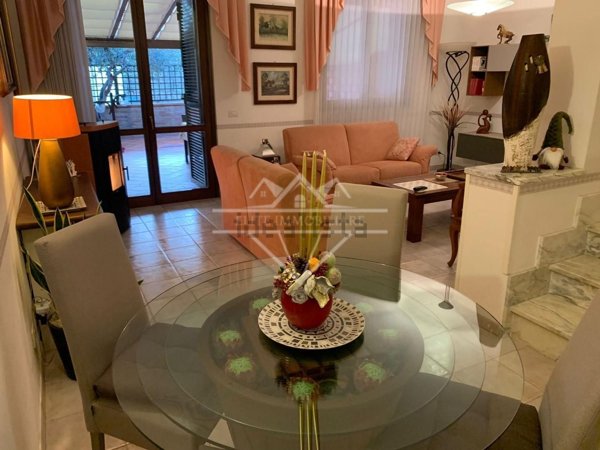 casa indipendente in vendita a Carrara in zona Bonascola