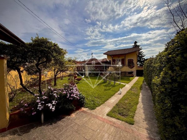 casa indipendente in vendita a Carrara in zona Fossone