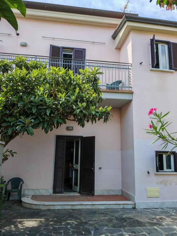 casa indipendente in vendita a Carrara in zona Marina di Carrara