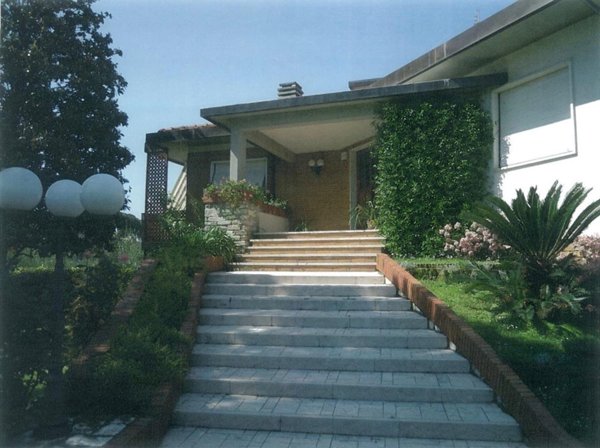 casa indipendente in vendita a Carrara