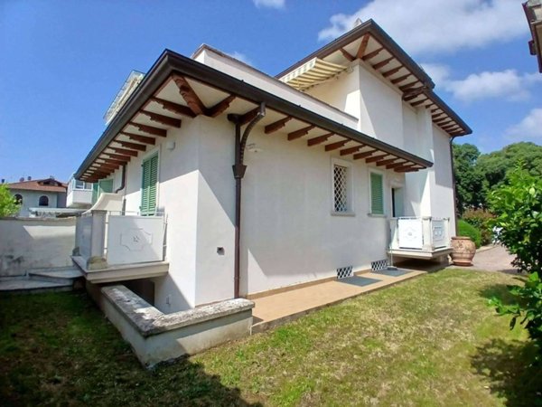 casa indipendente in vendita a Carrara in zona Centro Città