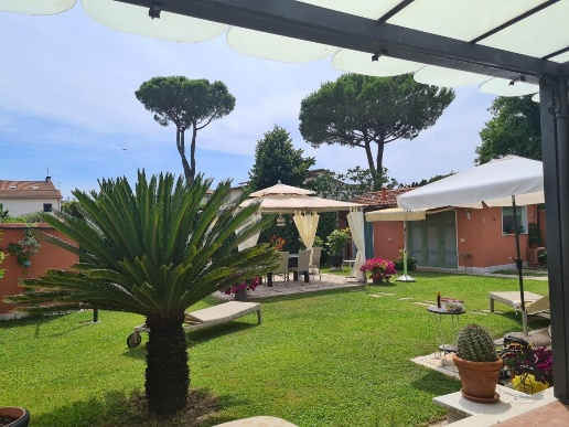 casa indipendente in vendita a Carrara in zona Marina di Carrara