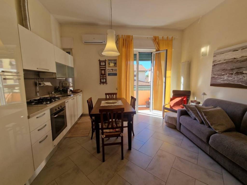 appartamento in vendita a Carrara in zona Marina di Carrara