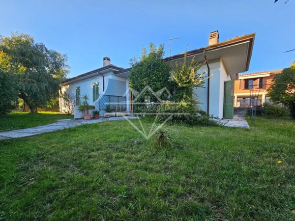 casa indipendente in vendita a Carrara in zona Marina di Carrara