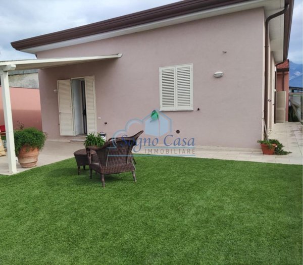 casa indipendente in vendita a Carrara in zona Marina di Carrara