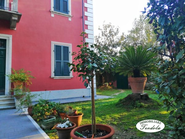 casa indipendente in vendita a Carrara in zona Avenza